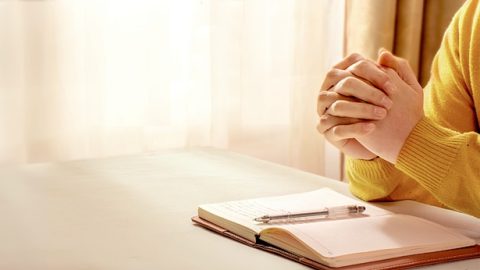 ¿Cómo orar a Dios correctamente para que nos escuche?