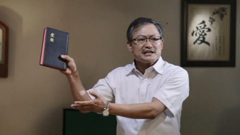 Atravesando el cerco hermético de Satanás